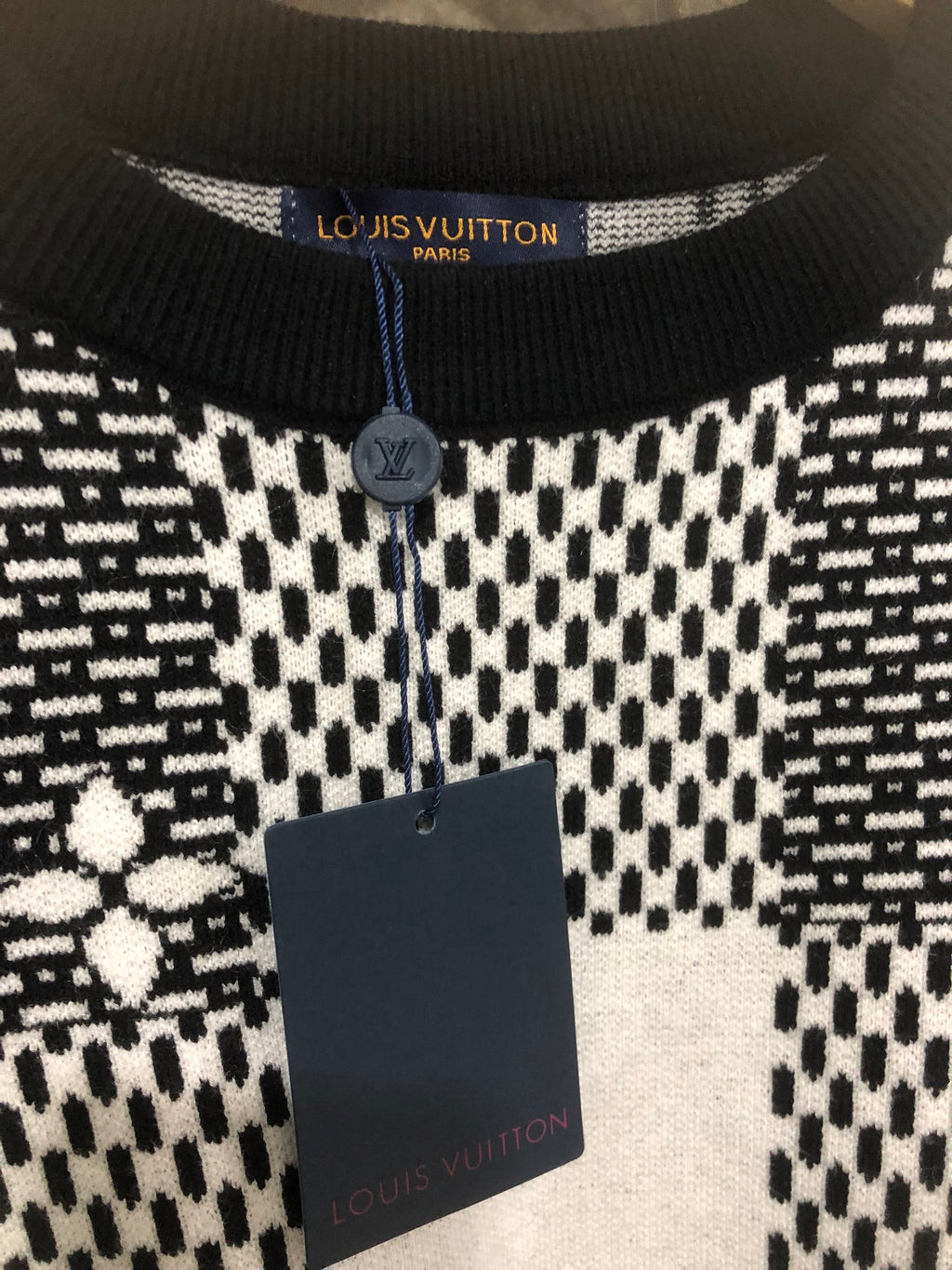 Long-sleeve sweater collar in ribbed black with button and Louis Vuitton neck label