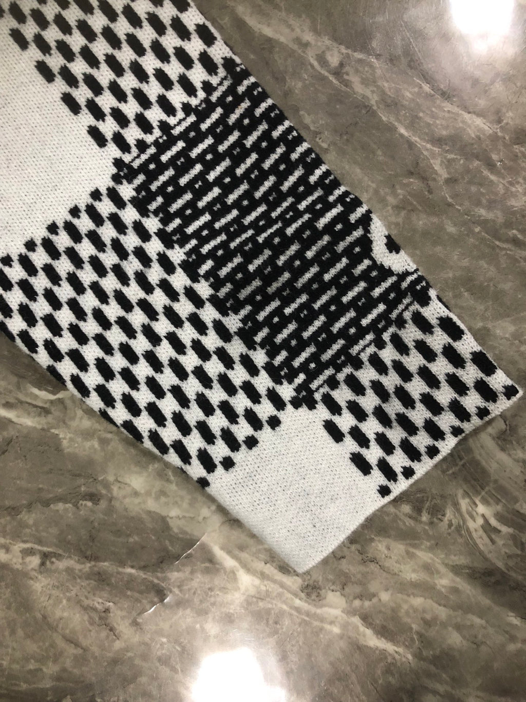 Long-sleeve sweater sleeve in black-and-white mini-check pattern