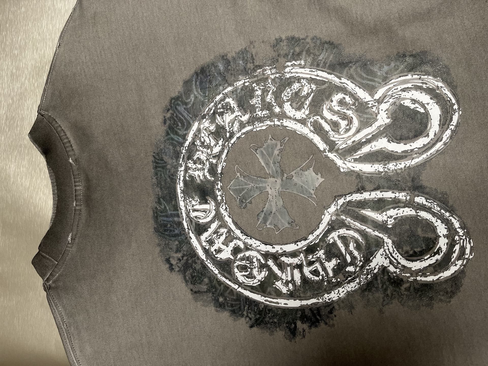 Long-sleeve shirt with chrome circular graphic