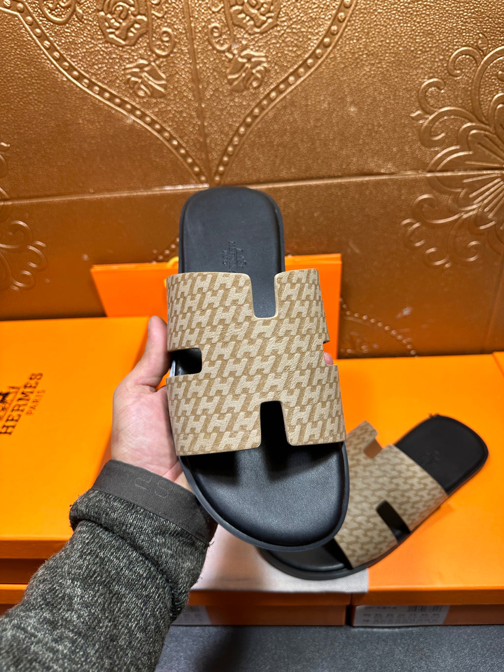 Single beige patterned slide sandal with black toe and cushioned footbed