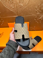Single beige patterned slide sandal with black toe and cushioned footbed