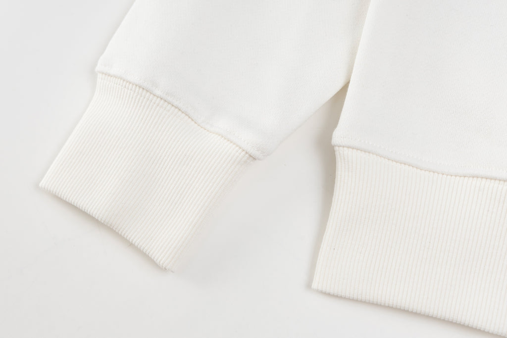 Long-sleeve sweatshirt cuffs, white ribbed knit