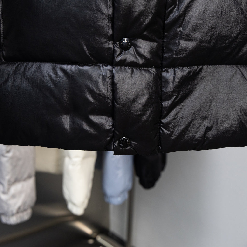 Long puffer jacket front with snap buttons and padded quilting