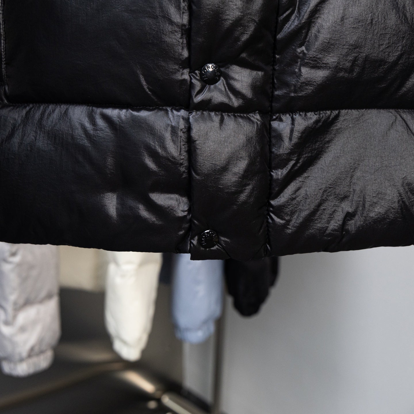 Long puffer jacket front with snap buttons and padded quilting