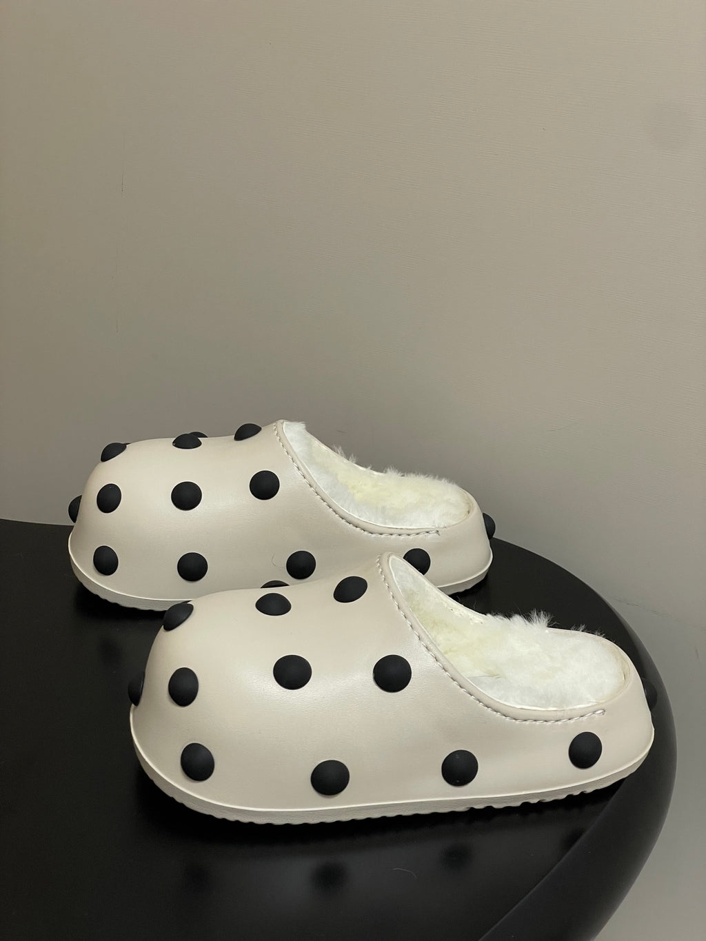 Cream polka-dot slip-on clogs with white shearling lining and thick sole