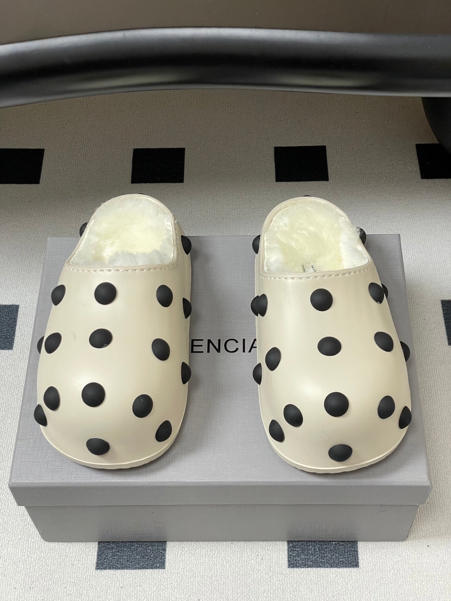 Cream polka-dot clogs with fuzzy shearling lining and stitched straps