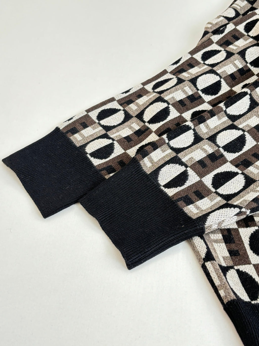 Long-sleeve sweater sleeve with Fendi monogram pattern and black knit cuff