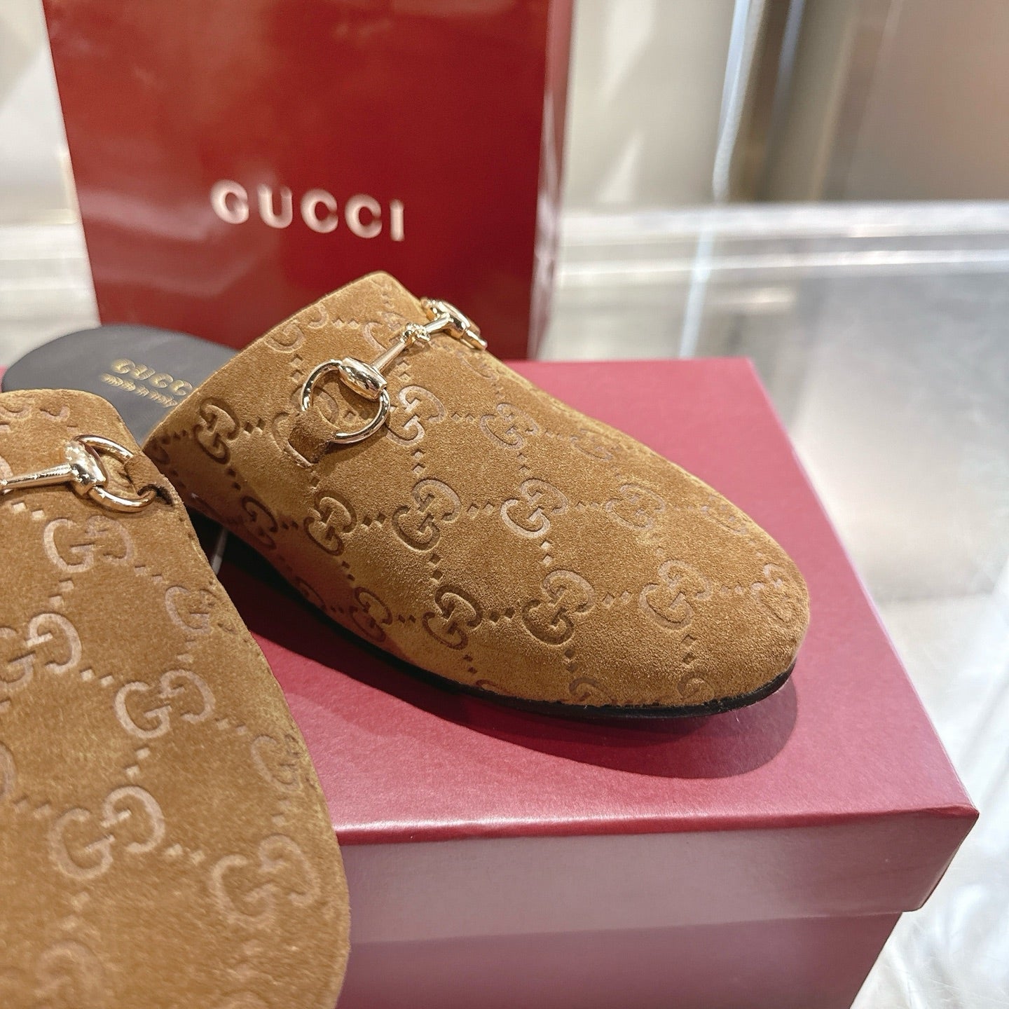 Gucci unisex GG-pattern mule with gold horsebit detail, tan upper close-up