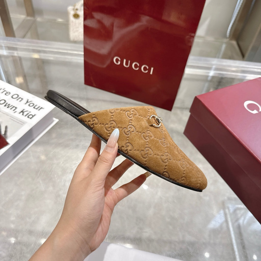 Gucci unisex GG-pattern mule with gold horsebit, tan upper, side close-up