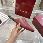 Gucci unisex loafer mule in burgundy leather with gold horsebit, side profile