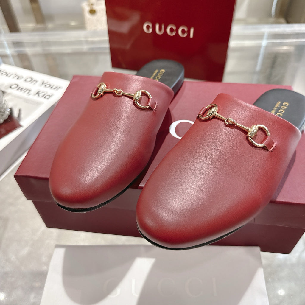 Gucci unisex mules in burgundy leather with gold horsebit, close front view