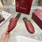 Gucci unisex loafers in burgundy leather with gold horsebit, pair on pink box