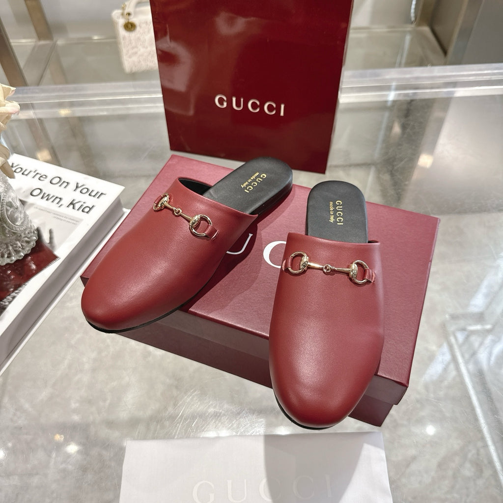 Gucci unisex loafers in burgundy leather with gold horsebit, shown on pink box