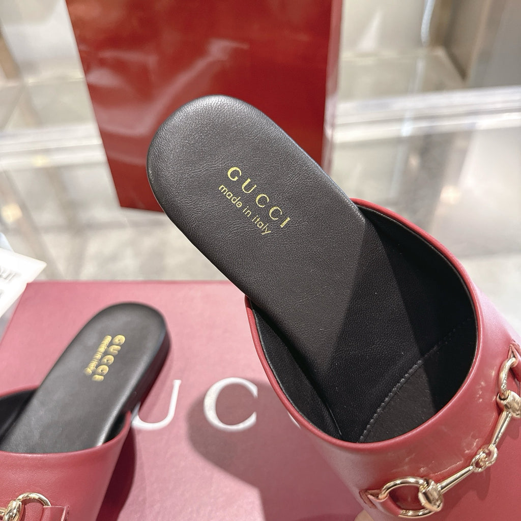 Gucci unisex loafers: burgundy leather with gold horsebit, inner lining close-up