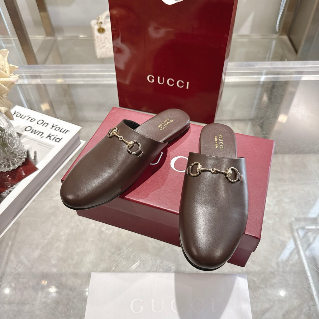 Gucci unisex leather slip-on loafers with gold horsebit bar detail and low sole.