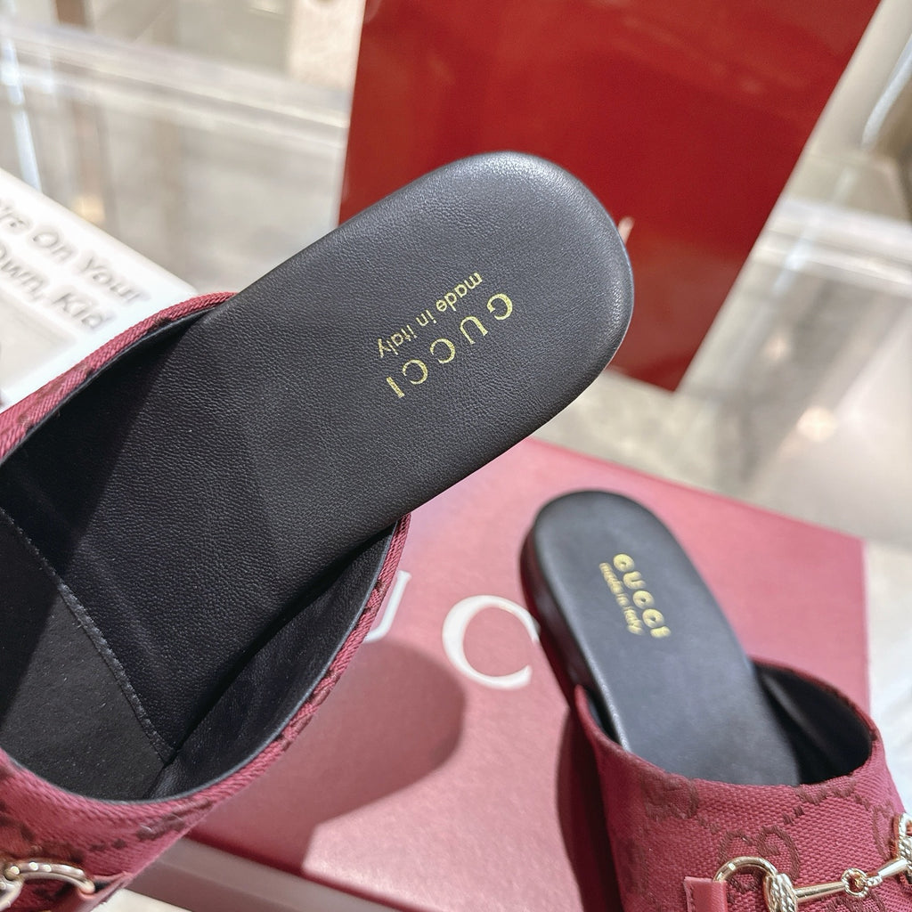 Gucci unisex horsebit slide close-up, burgundy GG upper and dark insole lining