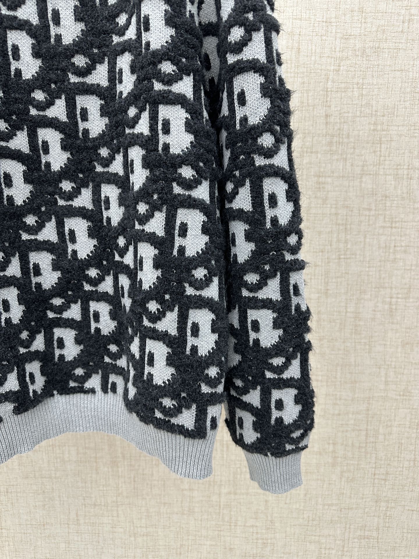 Black and white monogram-pattern knit sleeve with ribbed cuff