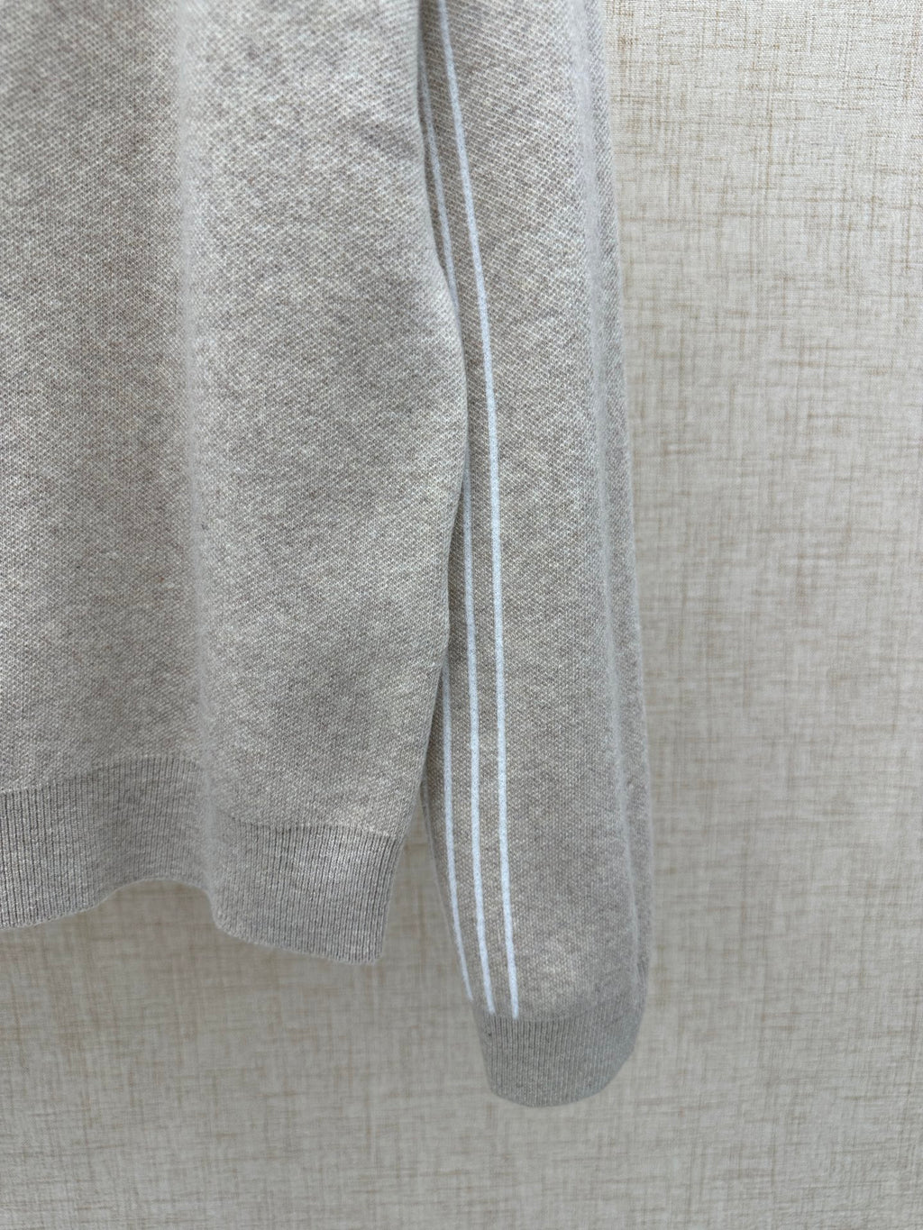 Long-sleeve top in light gray knit with white-trimmed side seam and ribbed cuff