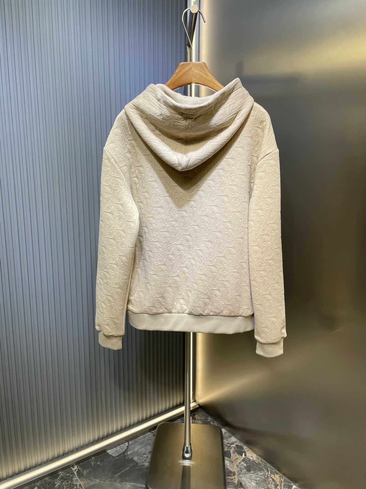Cream embossed hoodie with hood and long sleeves