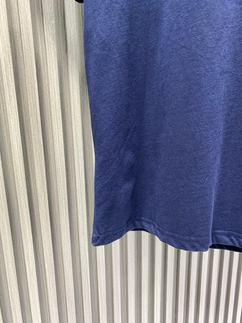 Navy short-sleeve T-shirt with curved hem
