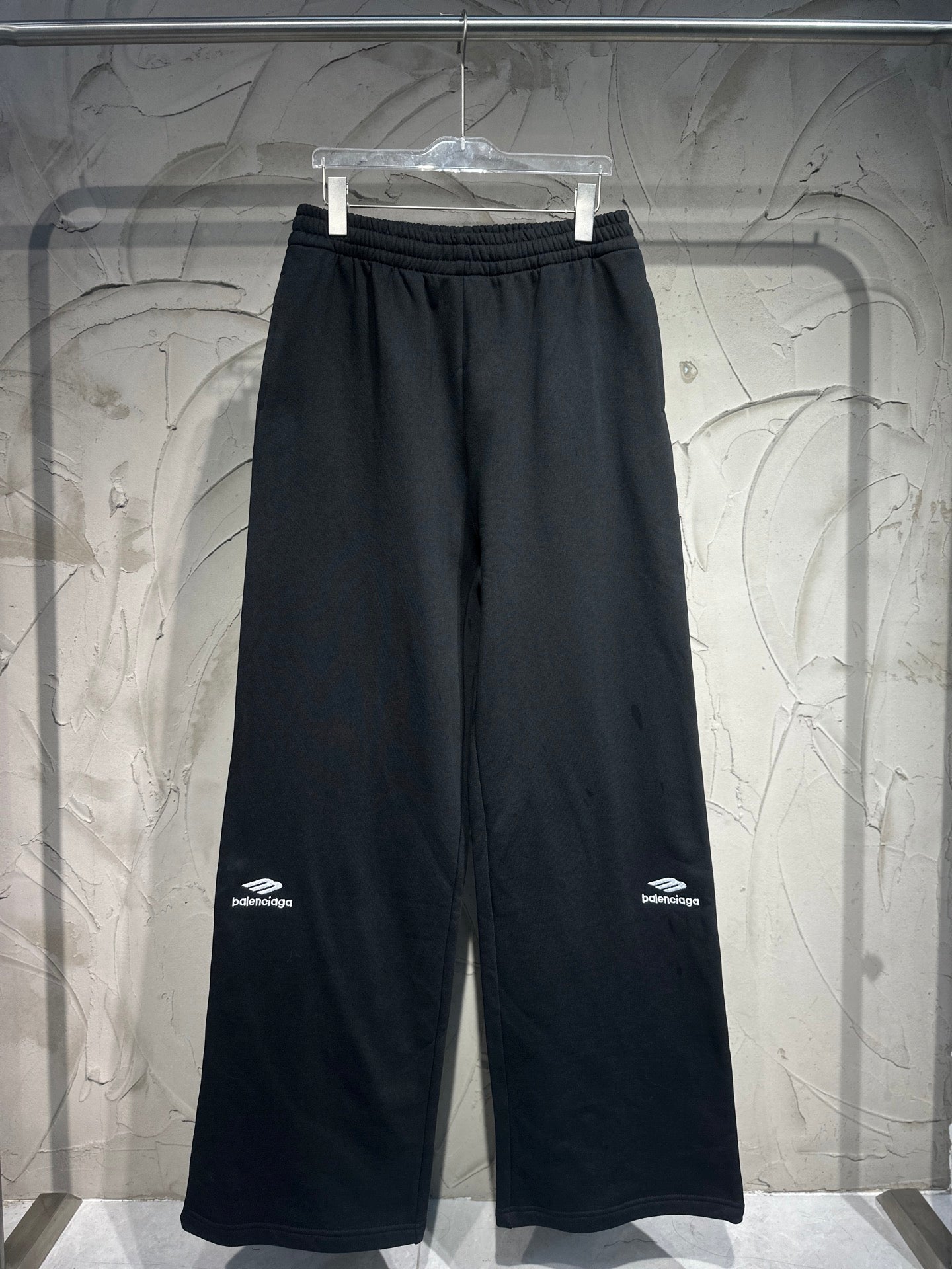 Balenciaga wide-leg pants in dark black with elastic waistband and relaxed fit