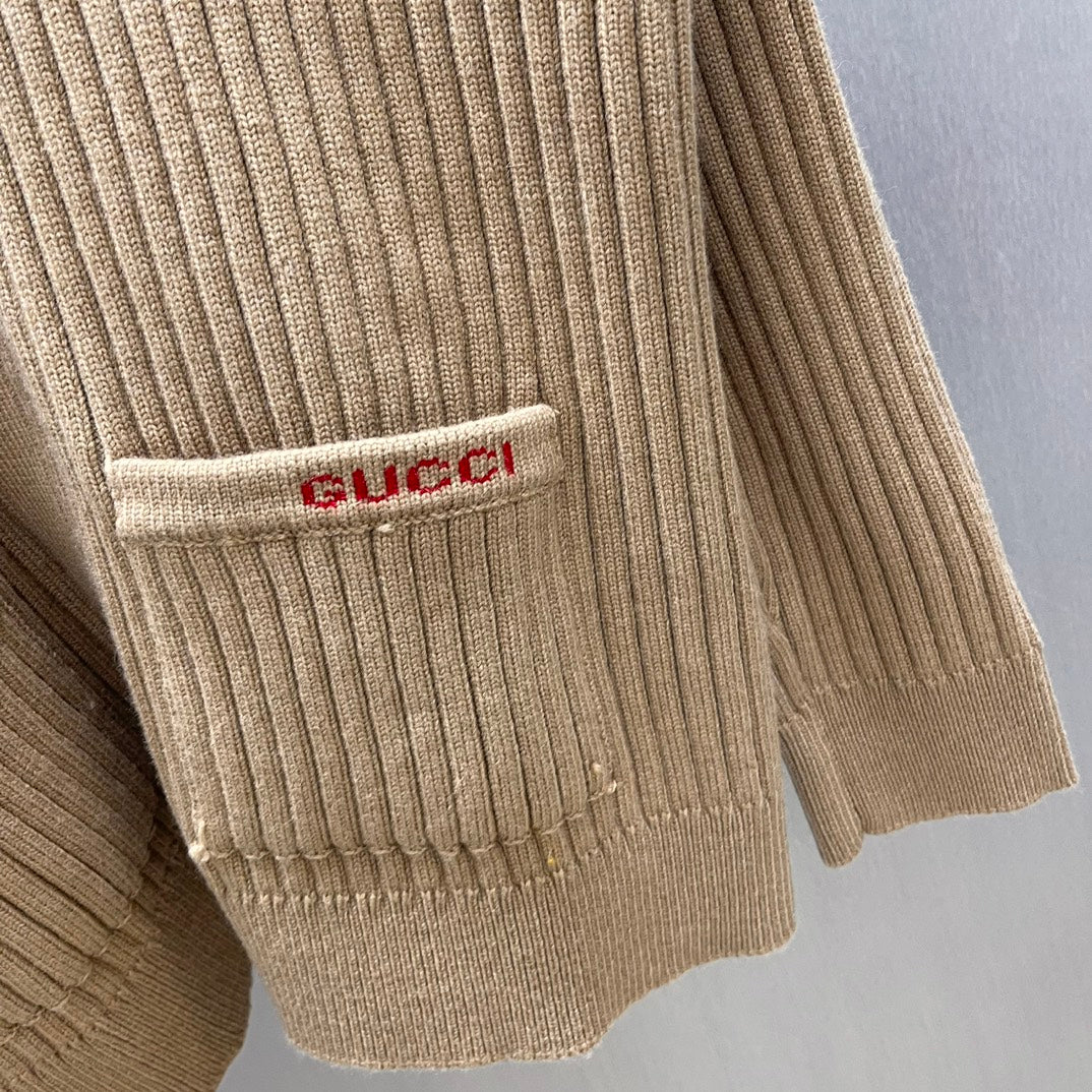 Beige ribbed knit cardigan cuff with logo patch on hem