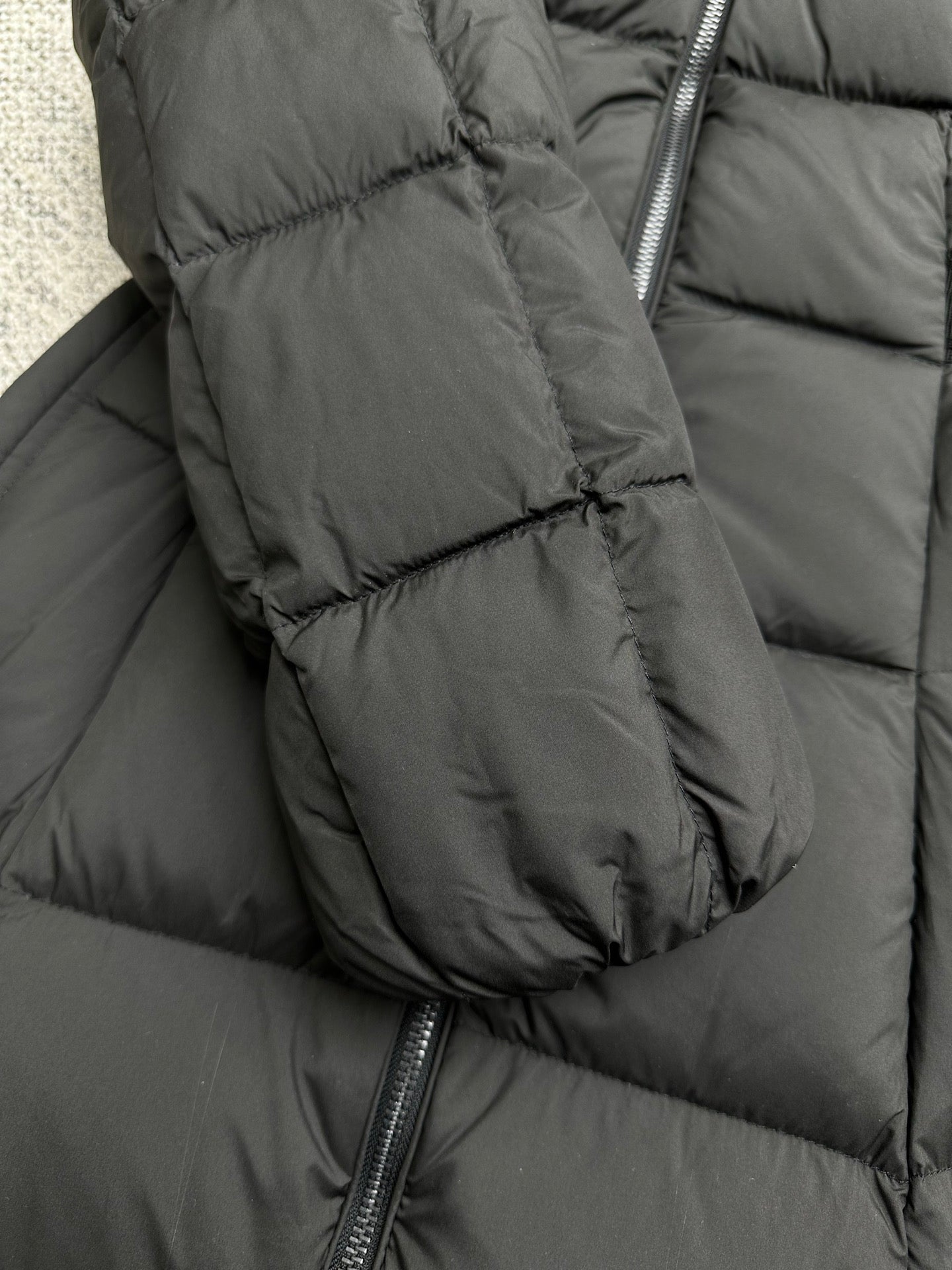 Moncler long puffer coat sleeve with zip pocket and quilted padding