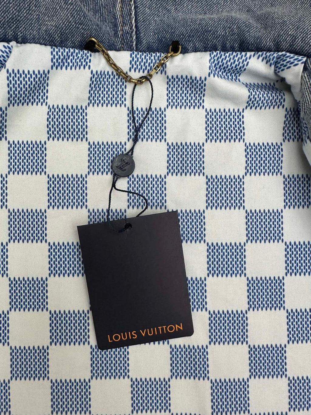 Blue and white check-pattern long garment with drawstring and hanging tag