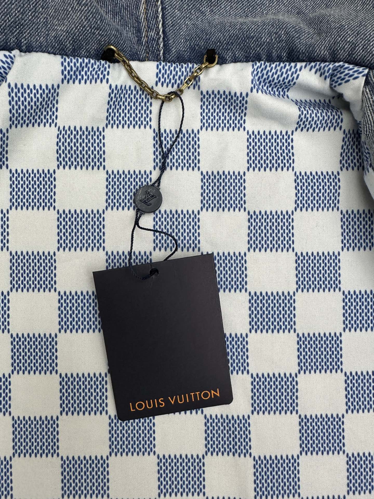 Blue and white check-pattern long garment with drawstring and hanging tag