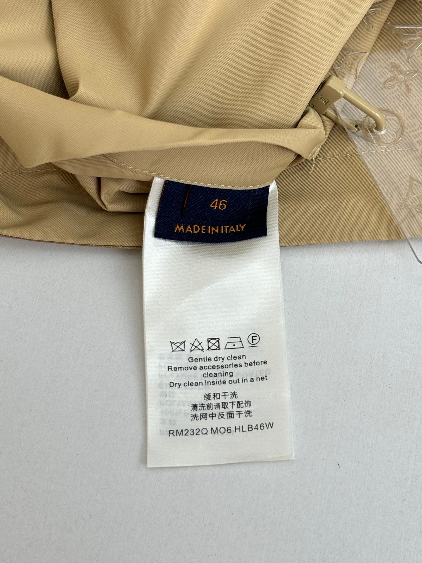 Long pants hangtag with size 46 and Made in Italy, beige