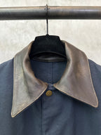 Long jacket with dark navy body and beige point collar, round button at collar