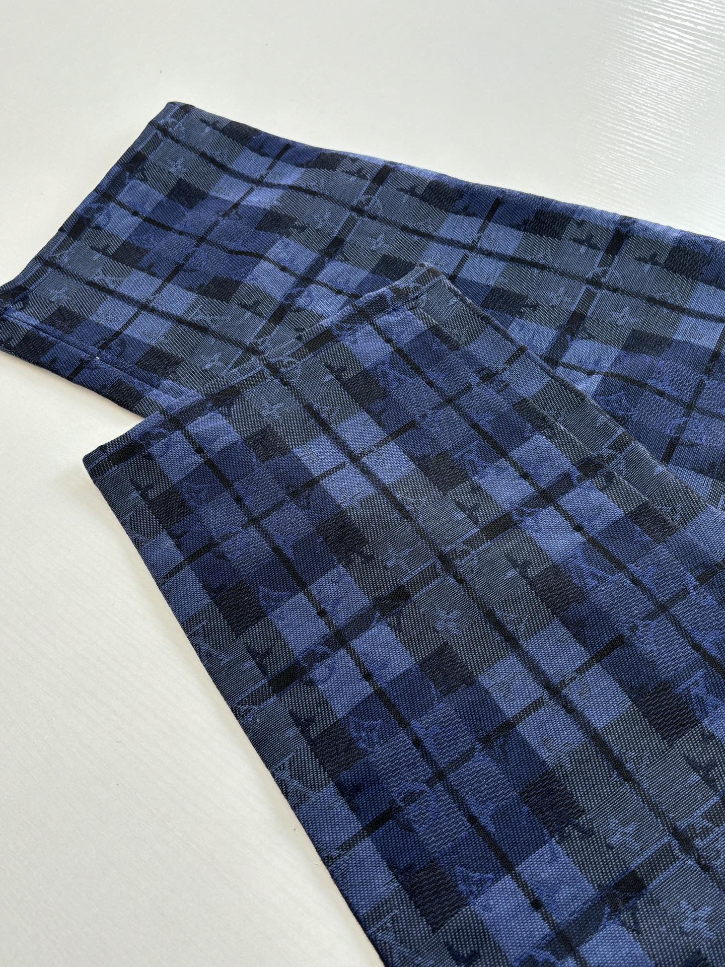 Dark blue plaid trousers with back yoke and straight waistband seam