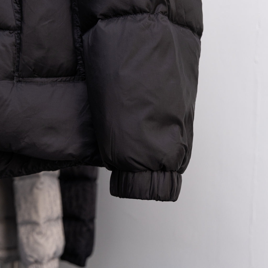Long black puffer jacket sleeve with elastic cuff and quilting