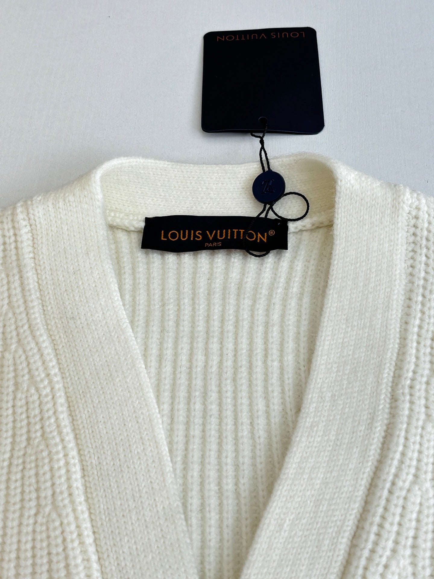 Ivory knit cardigan collar with Louis Vuitton label and buttonless neckline