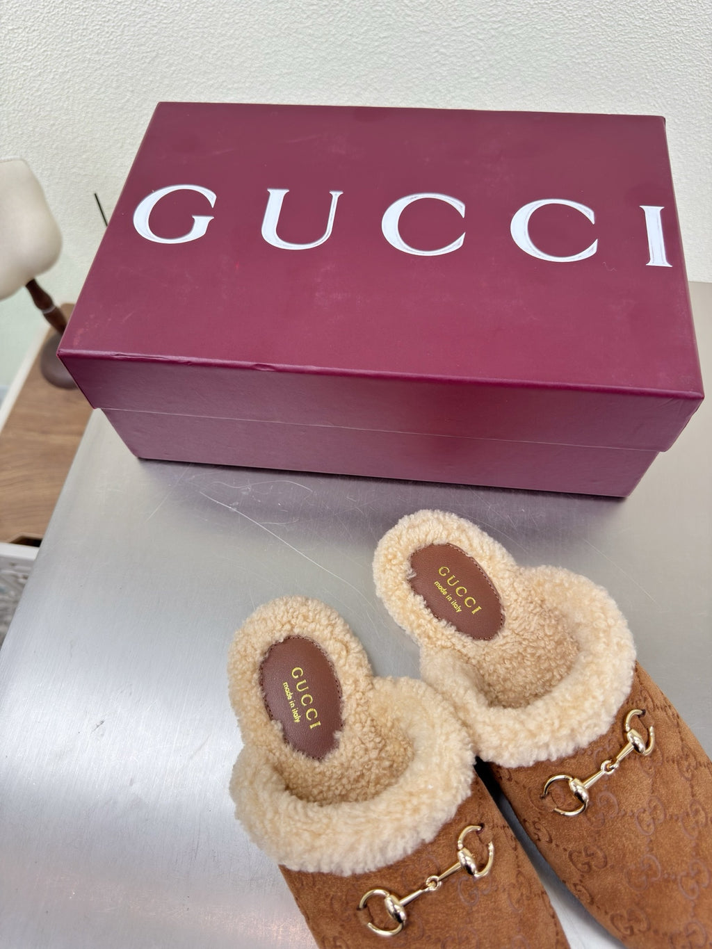 Brown suede mules with beige shearling lining and gold-tone horsebit straps