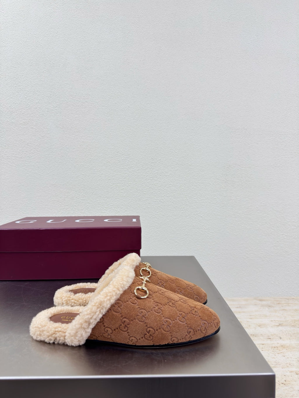 Brown suede mule with beige shearling collar and gold-tone horsebit detail