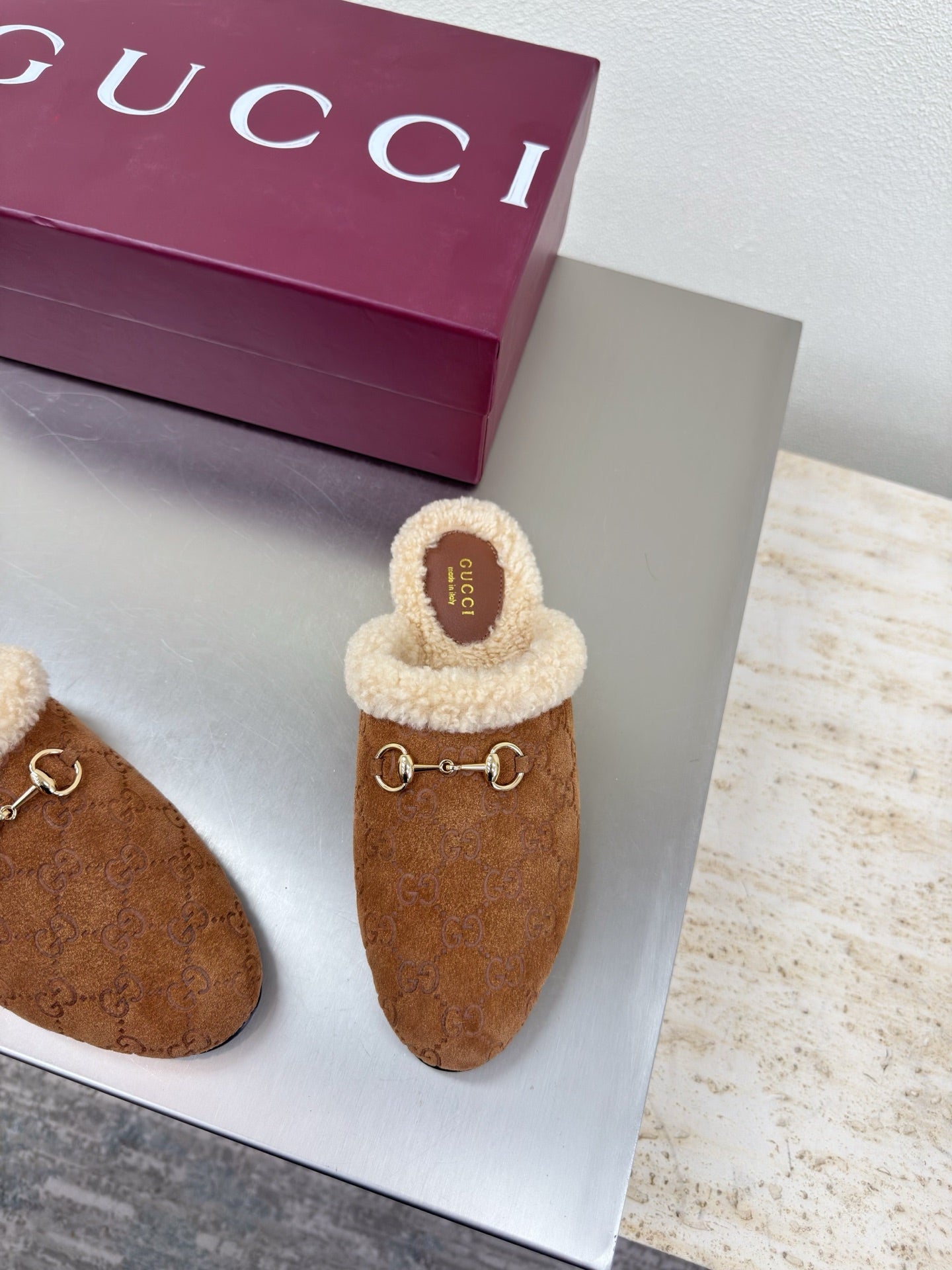 Brown suede mules with beige shearling lining and gold-tone horsebit detail