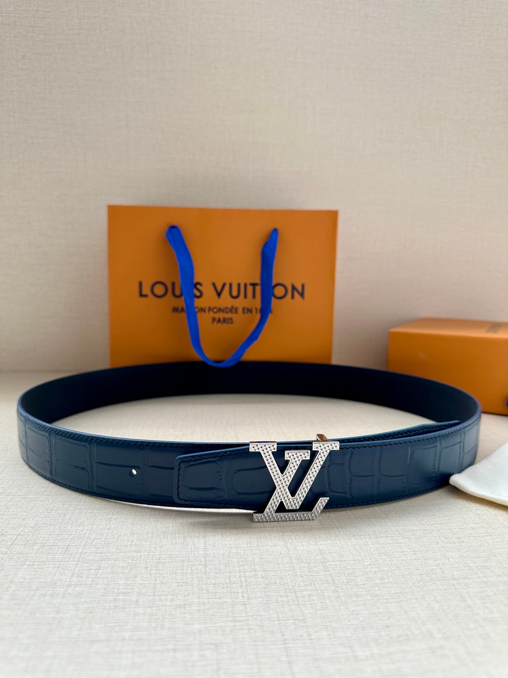 Louis Vuitton belt, dark blue crocodile-embossed leather strap with silver LV buckle