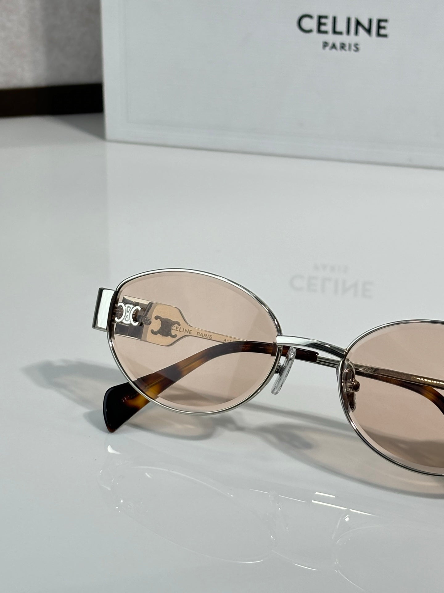 Round sunglasses with silver frame and light brown gradient lenses