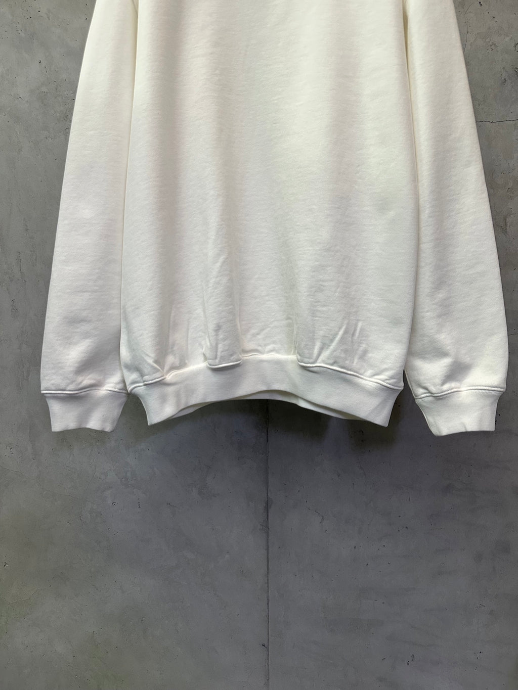 White sweatshirt with ribbed hem and cuffs, relaxed fit