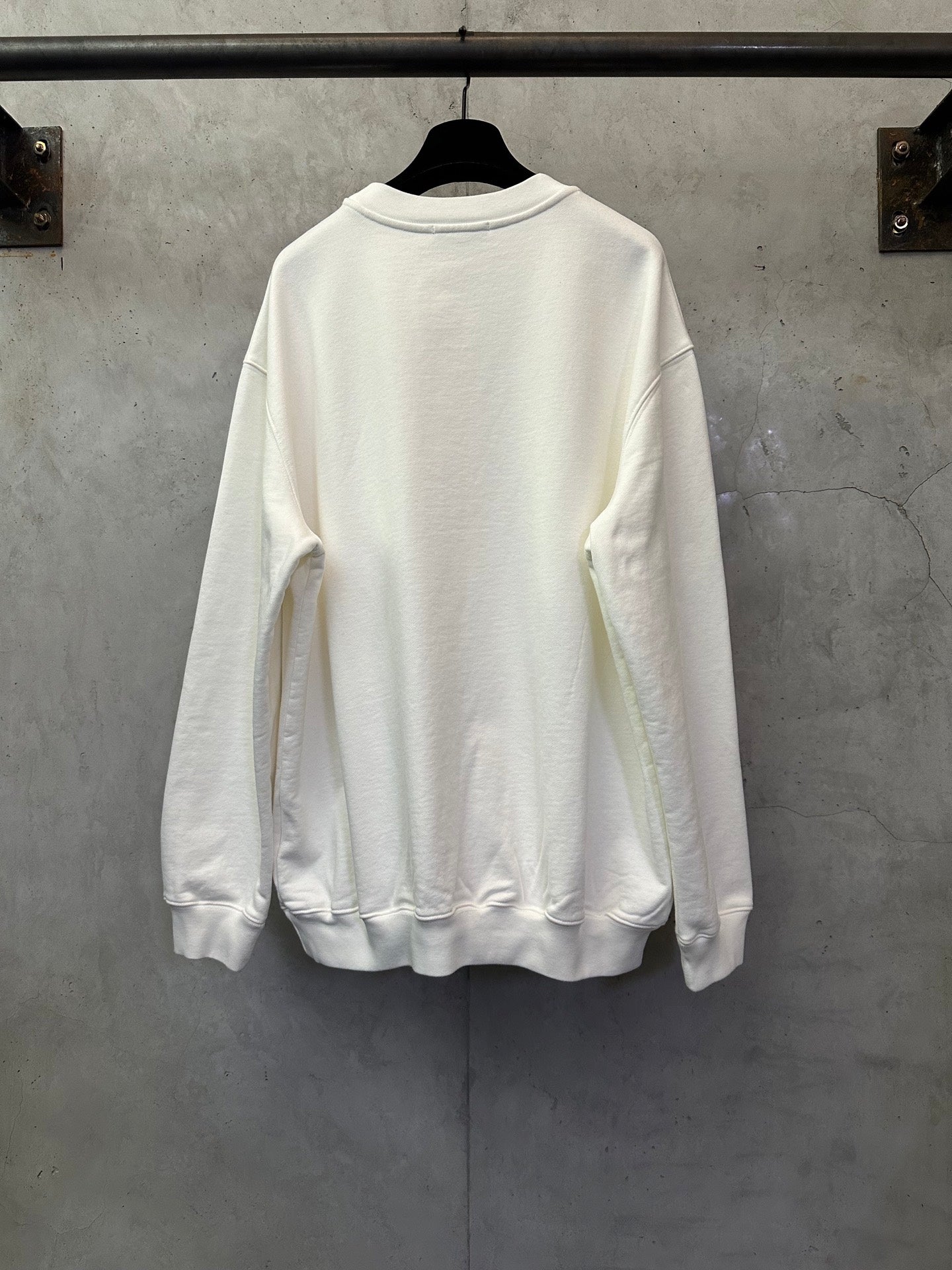 White long-sleeve sweatshirt, plain back with ribbed cuffs and hem