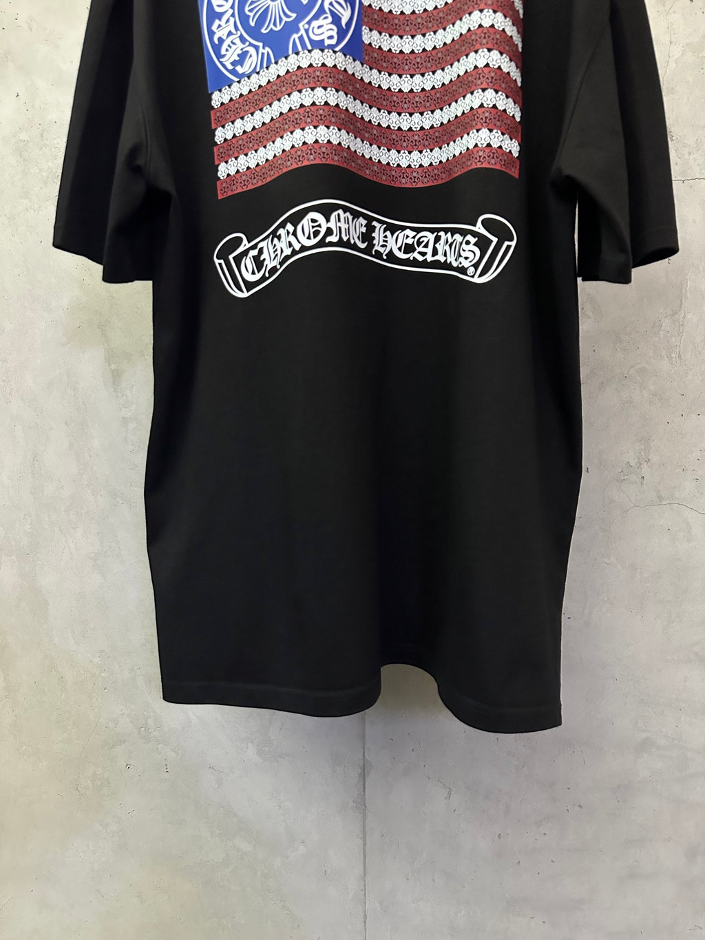 Black short-sleeve T-shirt with close-up back arched logo print and flag stripes