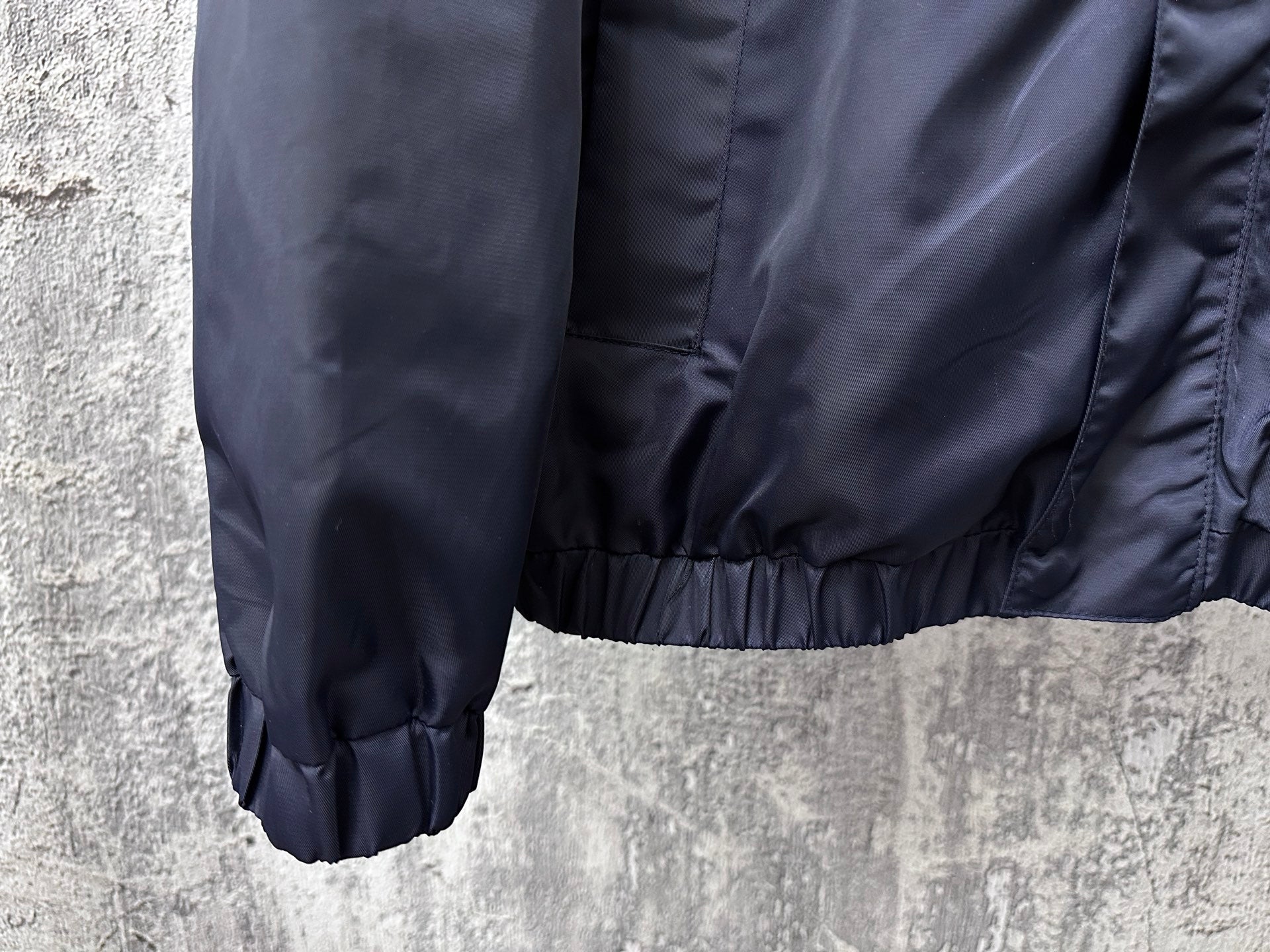 Long hooded jacket sleeve and lower body with elastic cuffs and gathered hem, navy.