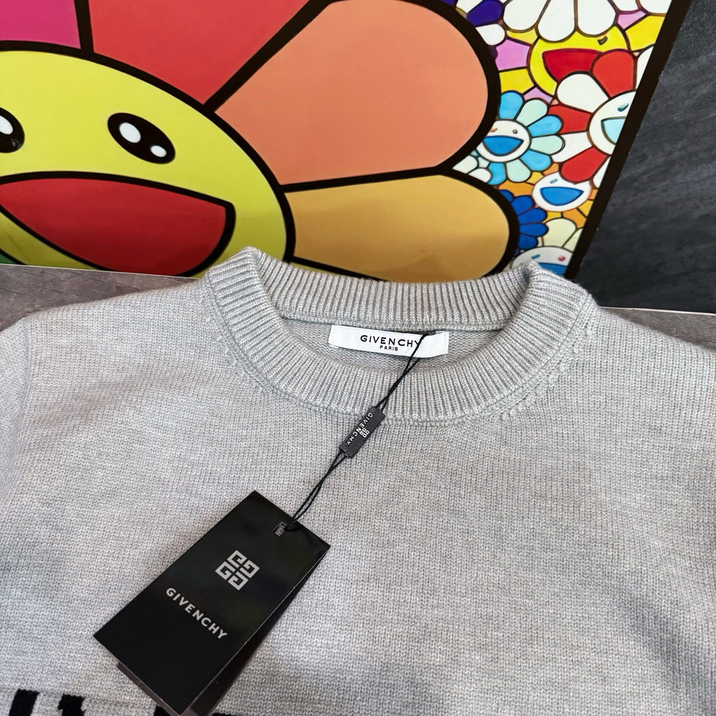 Light gray sweatshirt collar with ribbed knit and small interior brand tag
