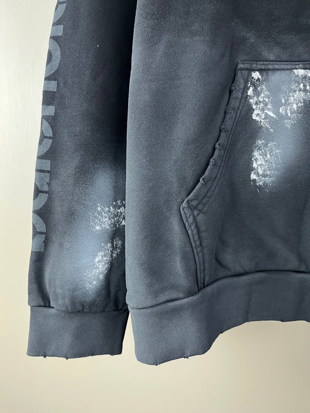Long hoodie cuffs and side panel with metallic logo detailing on sleeve