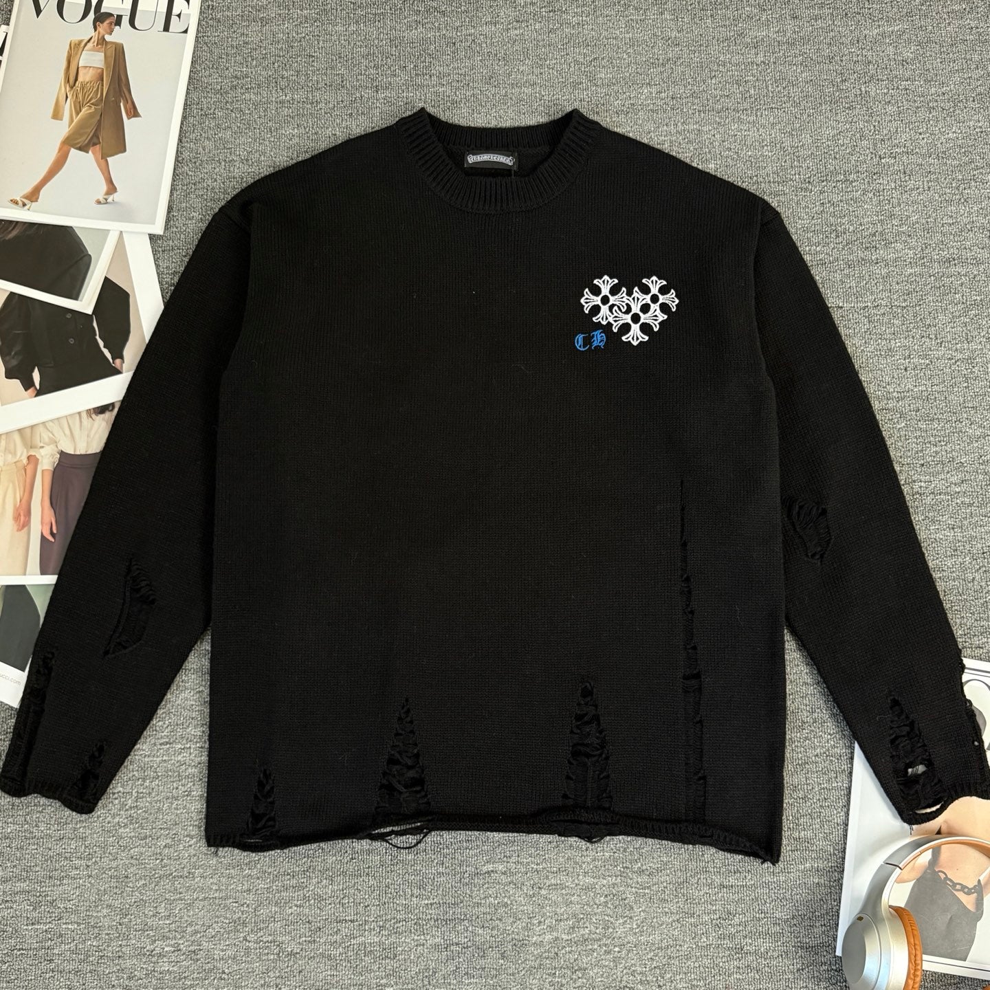 Long-sleeve sweater with black knit and small chest graphic