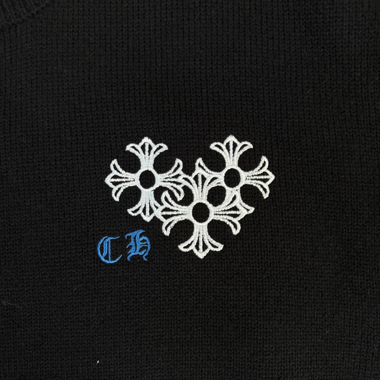 Long-sleeve sweater chest embroidery with white floral pattern and blue accent