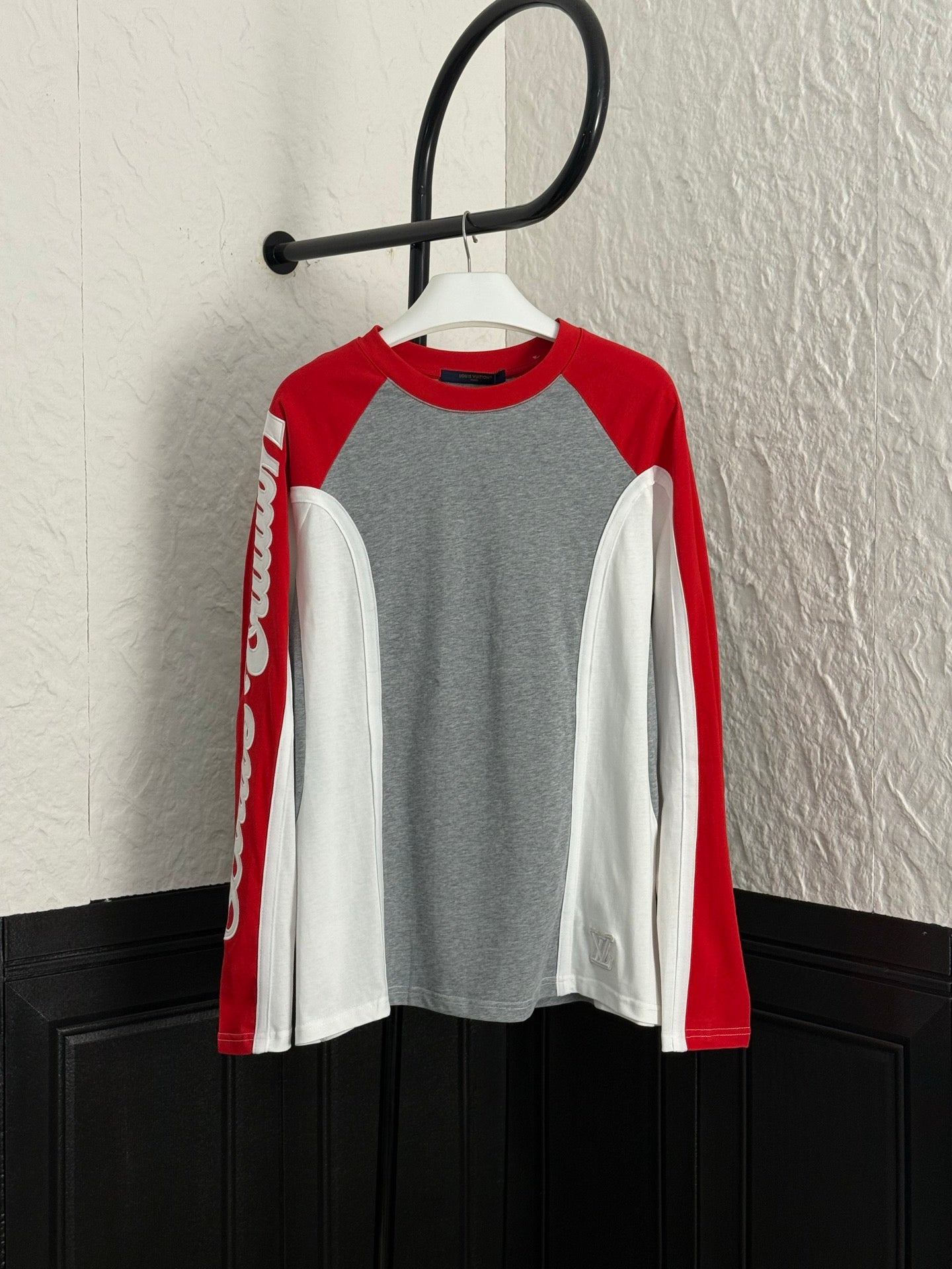 Long-sleeve raglan shirt, gray body with red and white sleeves, LV embroidery