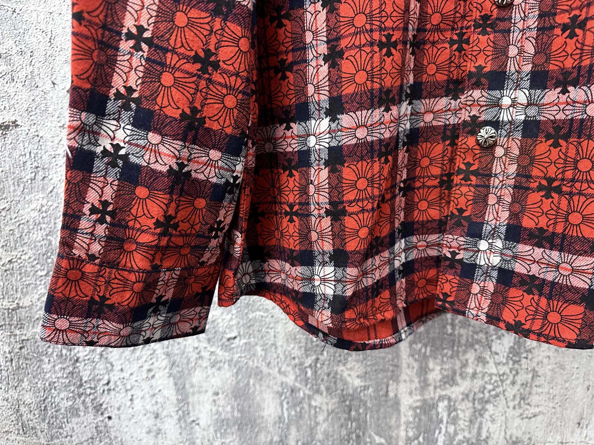 Red plaid long-sleeve shirt hem with floral check pattern