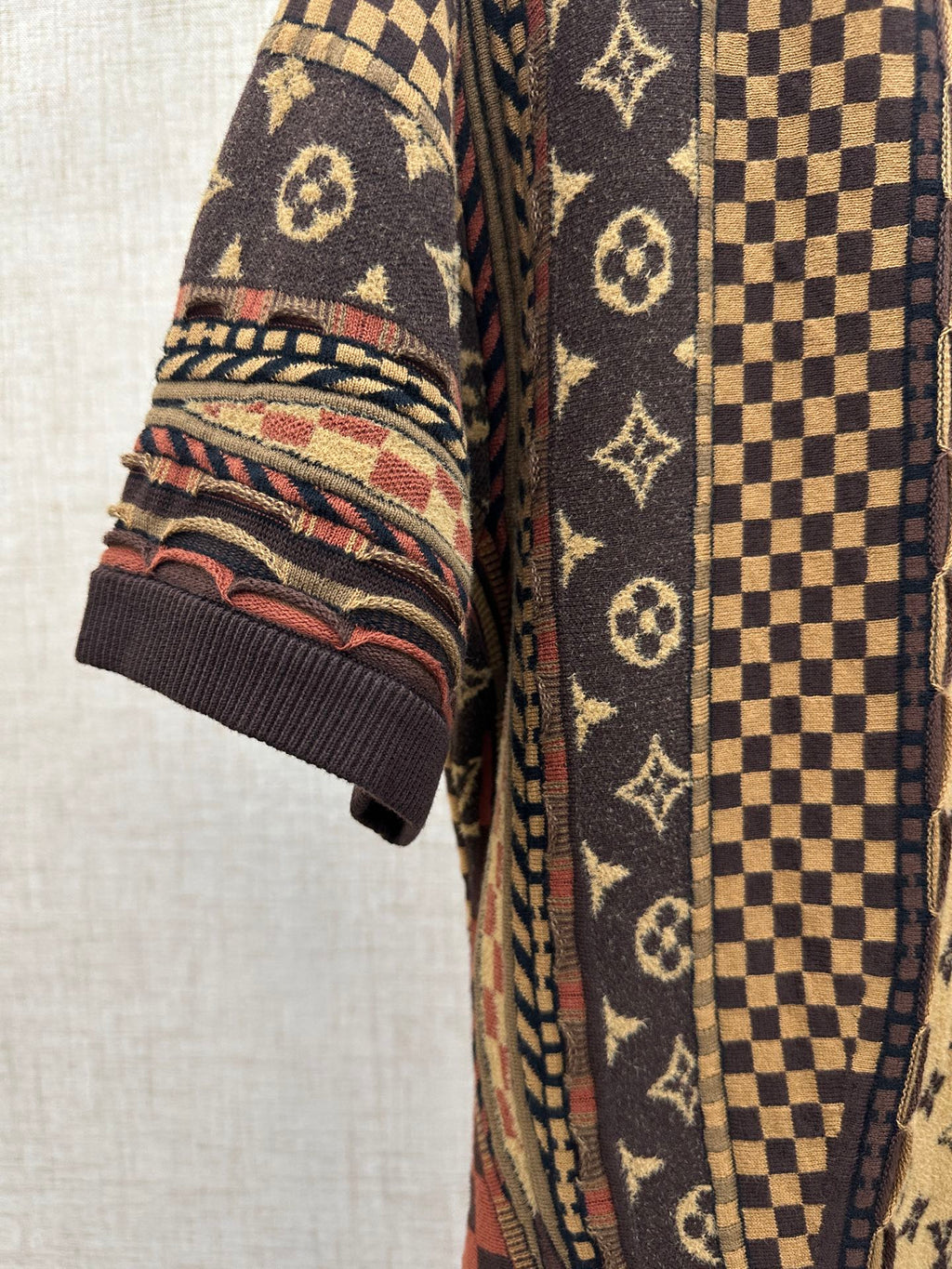 Short-sleeve shirt sleeve with multicolor monogram knit and ribbed dark cuff